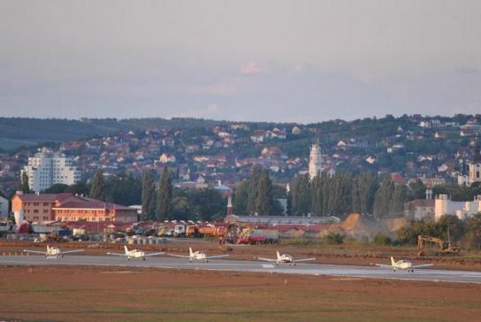 Cinci avioane de agrement au aterizat pe Aeroportul Oradea - Au testat noua pistă